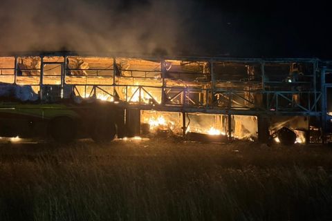 Un autocar plin cu pasageri a fost cuprins de flăcări. Cel puțin 25 de persoane au murit